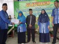Pemberian Piagam Penghargaan kepada Mantan Kepala Sekolah Perguruan Muhammadiyah PCM Salaman