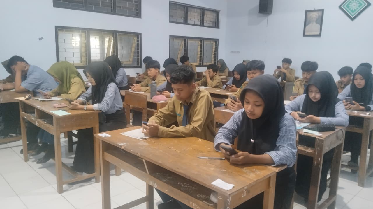 SMK Muhammadiyah Salaman Laksanakan Penilaian Sumatif Akhir Semester Gasal Berbasis LMS, Menggunakan Ponsel